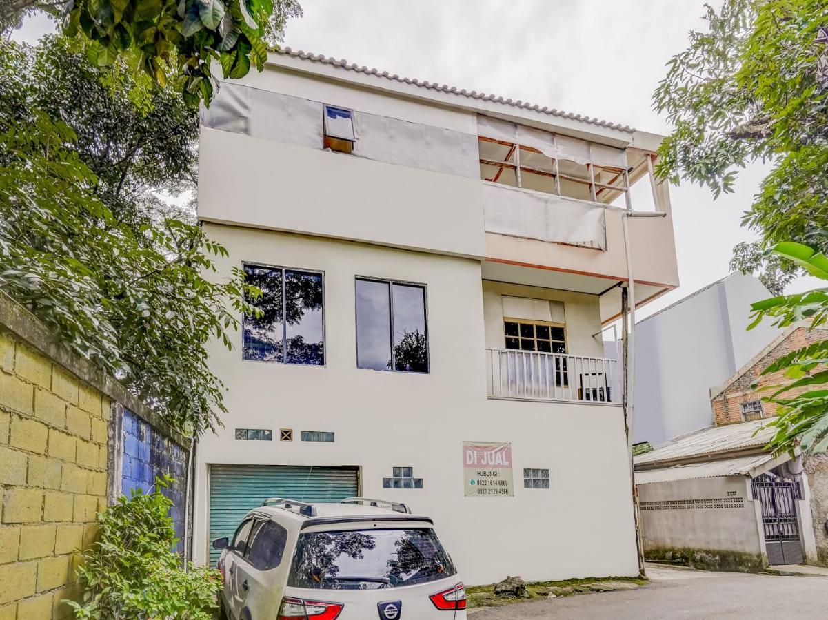 Hotel Spot On 91186 Losmen Yanti Bandung Esterno foto